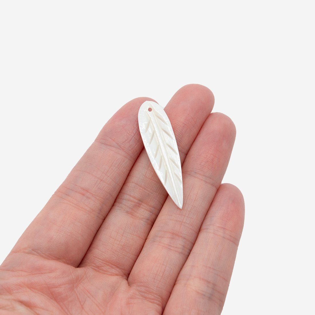 Листочек из белого перламутра речных ракушек, 35*9мм