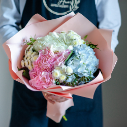 Микс гортензии с сантини в нежном оформлении