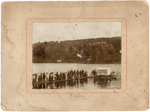 Перевоз. Катанья на лодках. Чёрно-белая фотография. Россия. 1900-е.
