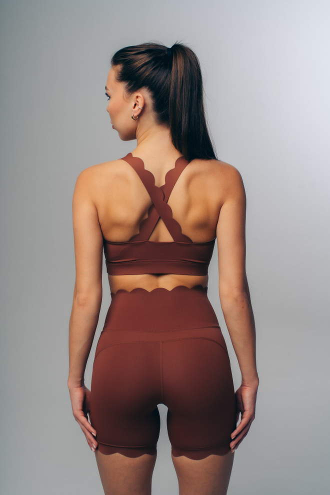 Костюм с базовым топом и велосипедками с волнообразными краями