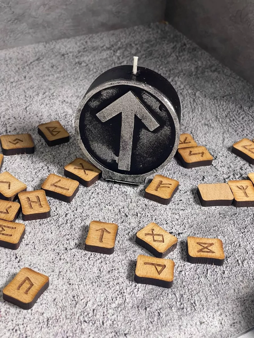 Свеча "Руна Тейваз"