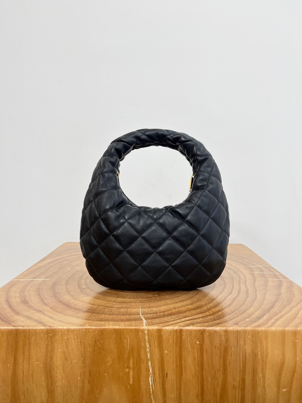 ICARINO В СТЕГАНОЙ НАППЕ