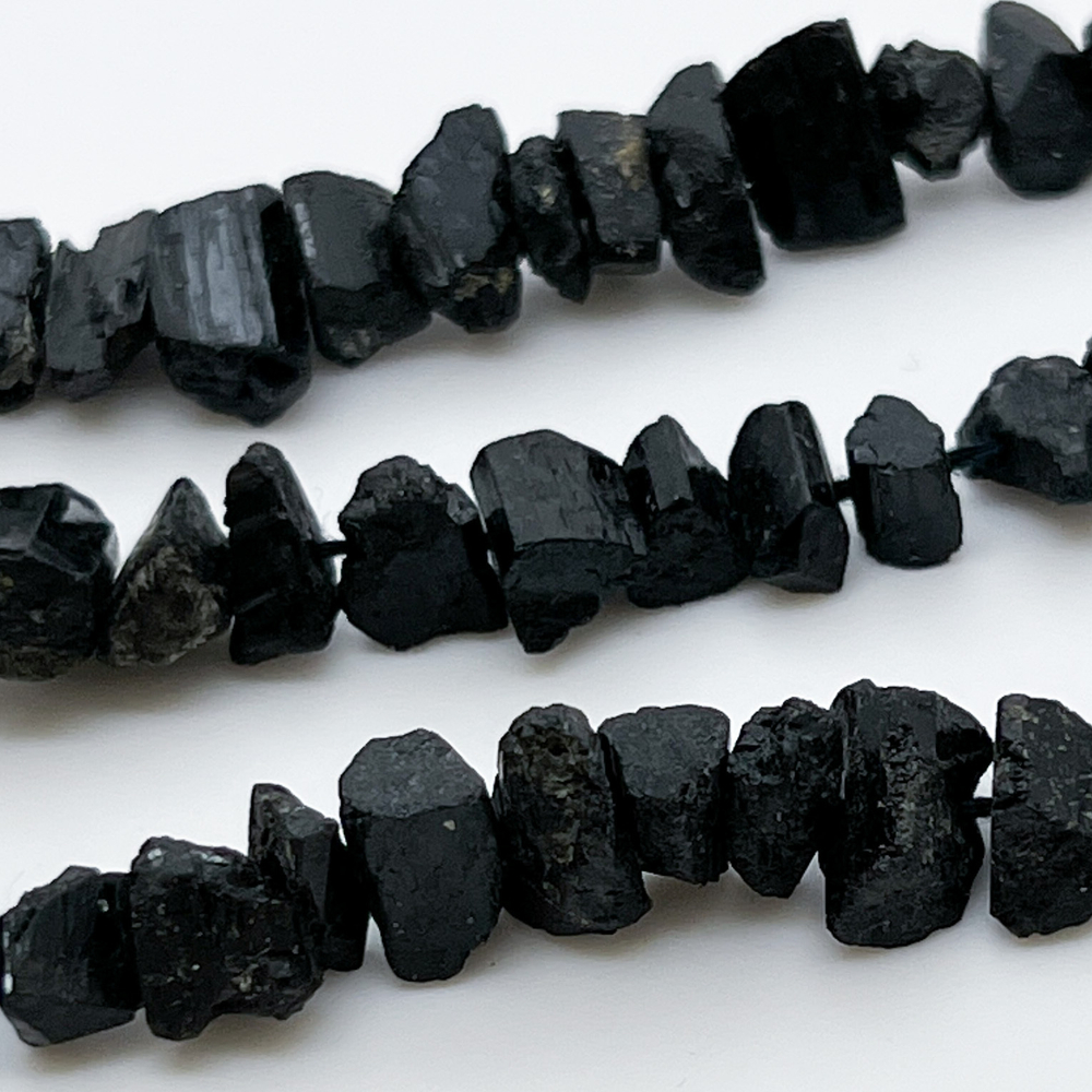 Шерл необработанный (черный турмалин), размер около 6-9 мм, цена за 17-18 мм (1/4 нити)
