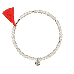 браслет из неровного белого жемчуга с красной кистью