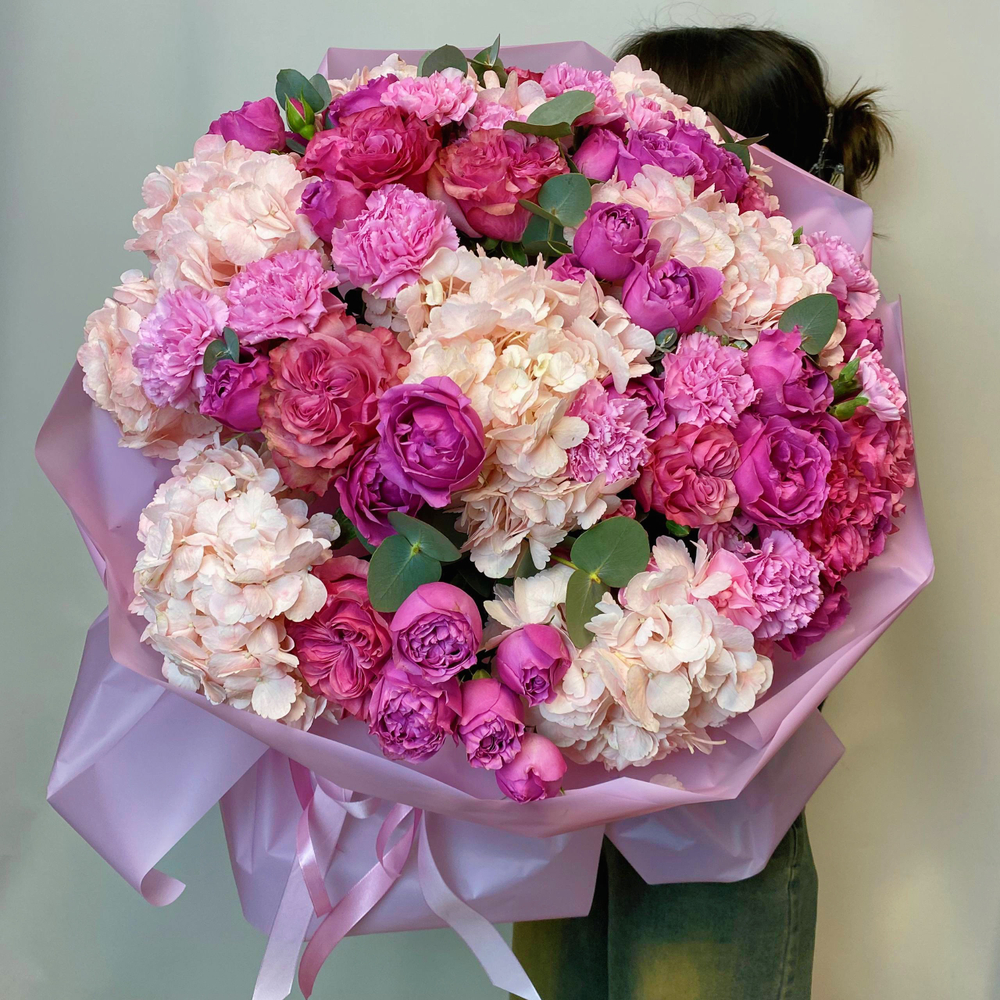 Букет с гортензиями и кустовыми пионовидными розами
