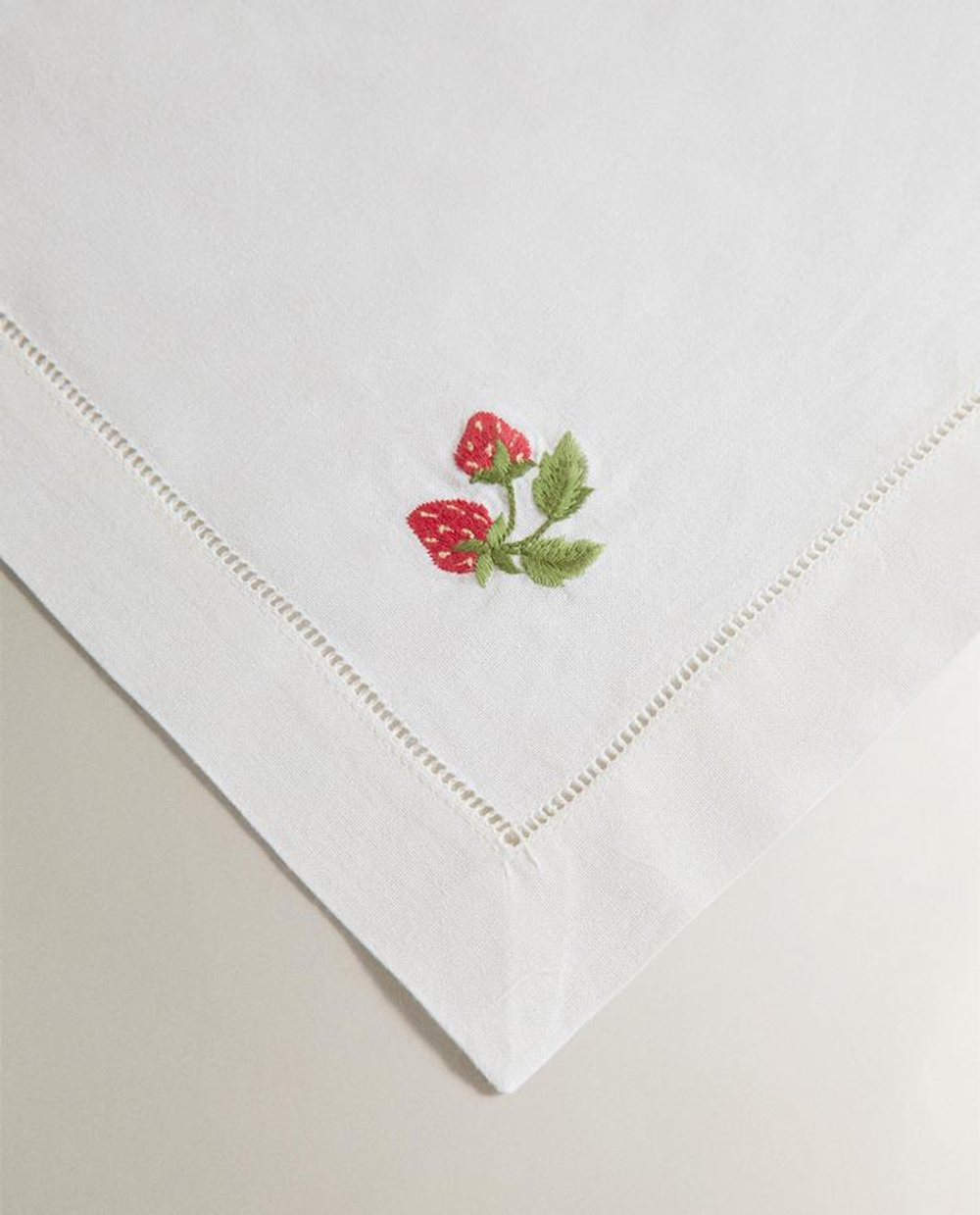 ZARA HOME ПОДСТАВКА ПОД СТОЛОВЫЕ ПРИБОРЫ С ВЫШИВКОЙ, ЭКРЮ