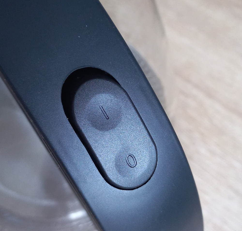 Чайник Starwind SKG-2775 черный/серебристый, стекло