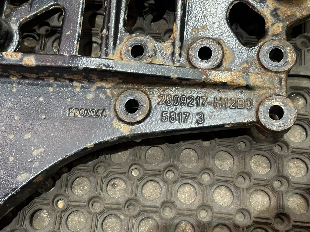 Кронштейн буксировочный левый 2023г