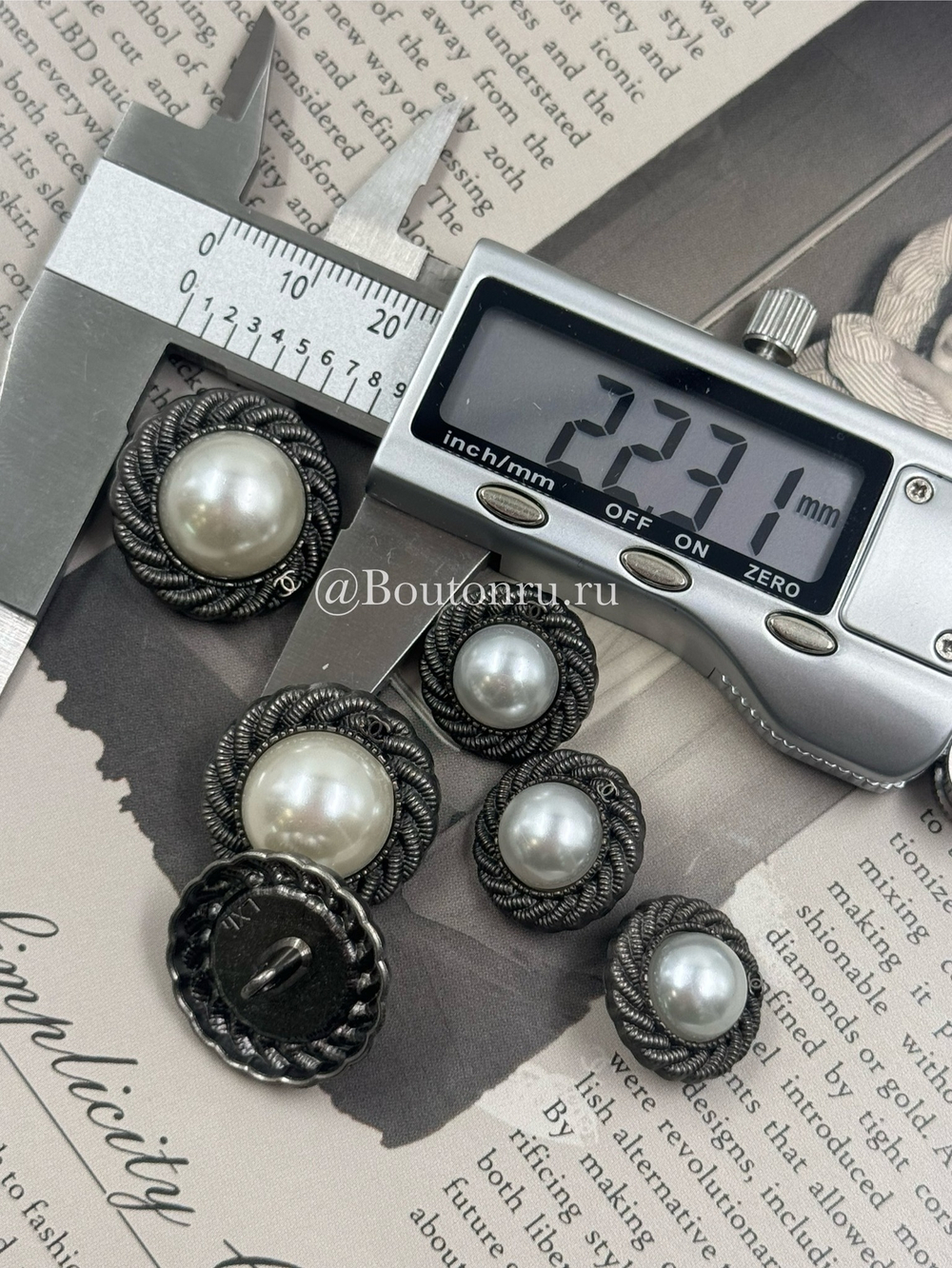 Пуговицы Шан. жемчуг в обрамлении графитовый металл