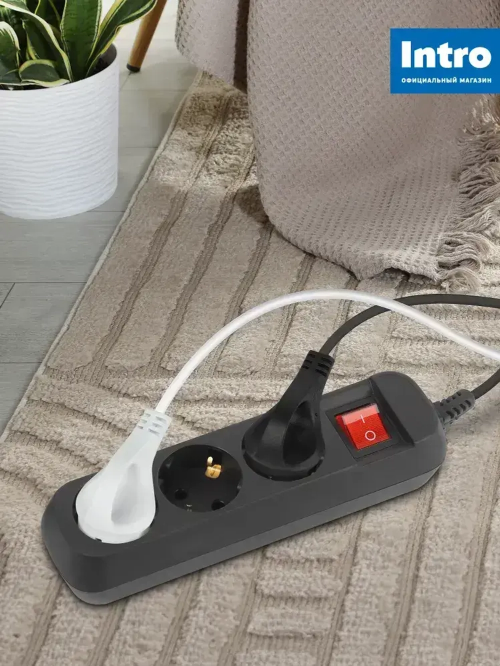 Удлинитель электрический Intro UES350-B с заземлением с выключателем 3 розетки 5 м ПВС 3х0,75мм2 10А черный