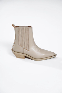 Казаки из натуральной кожи со стальным носиком AMALIA / Молочные