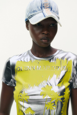 H&M - Glenn Martens Джинсовая кепка с вышивкой, светло-синий