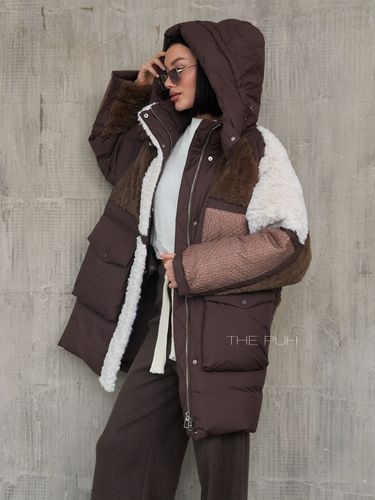 Коричневый удлиненный пуховик из комбинированных материалов