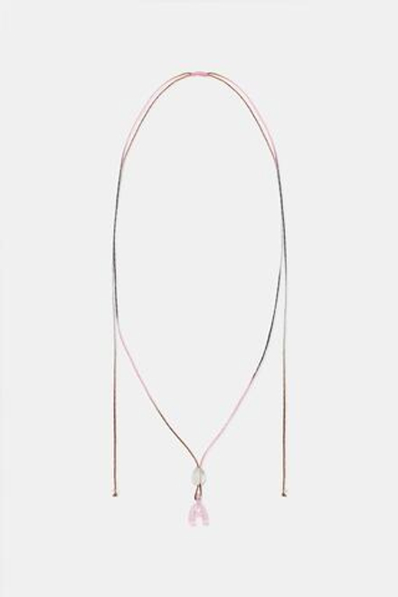 ZARA КОЛЬЕ ИЗ ШНУРА С БУКВОЙ ИЗ АЛФАВИТА, РОЗОВЫЙ