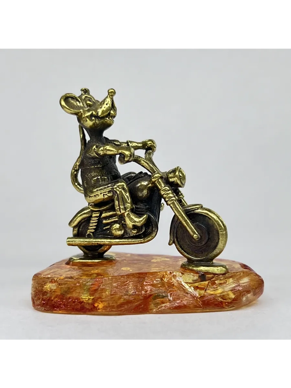 Бронзовая статуэтка на янтаре