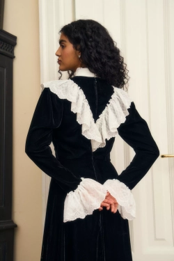 Платье макси из бархата с воротником-стойкой с кружевом