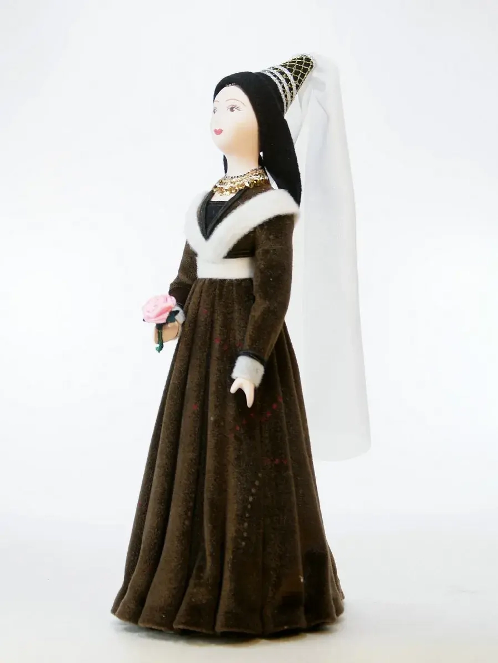 Кукла в праздничном костюме дворянки из Бургундии