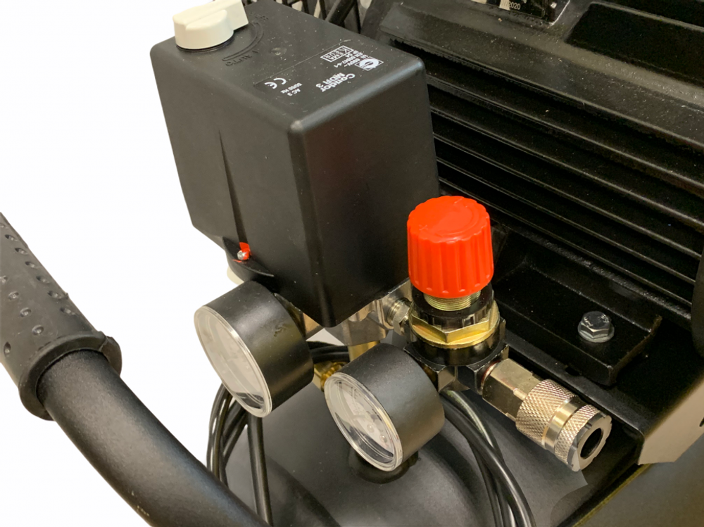 Компрессор поршневой 50.LB40 REMEZA (Белоруссия): 580 л/мин., 10 бар, ресивер 50 л., 3 кВт, 380В, габариты без упак. 900x450x800 мм, 92 кг.