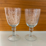 Бокал на ножке с узором в винтажном стиле