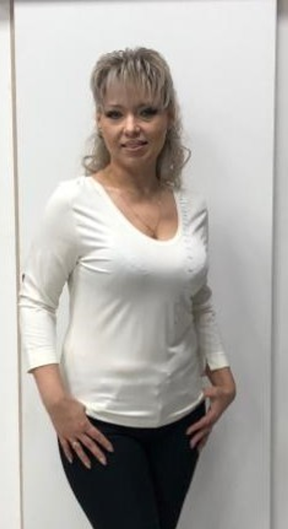 Белый вискозный блузон со стразовым принтом