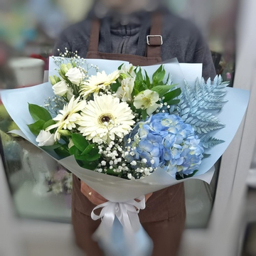 Авторский букет с голубой гортензией