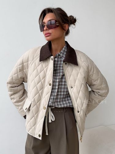 Укороченная стеганая куртка бежевого цвета