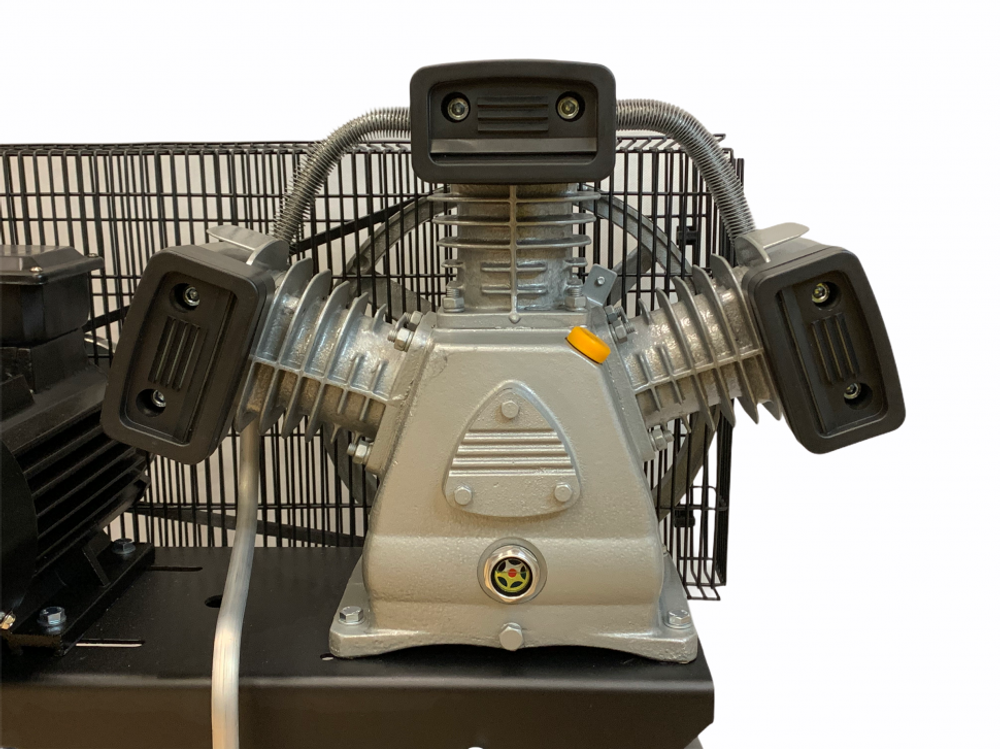 Компрессор поршневой 50.LB40 REMEZA (Белоруссия): 580 л/мин., 10 бар, ресивер 50 л., 3 кВт, 380В, габариты без упак. 900x450x800 мм, 92 кг.