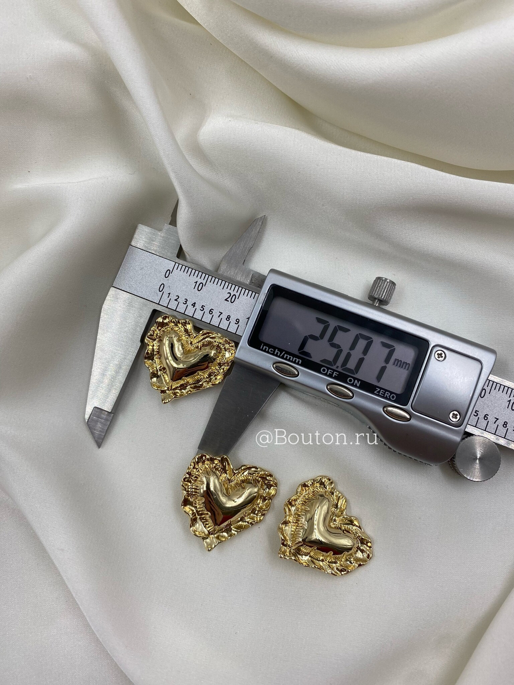 Пуговица золотистая в форме воздушного сердца