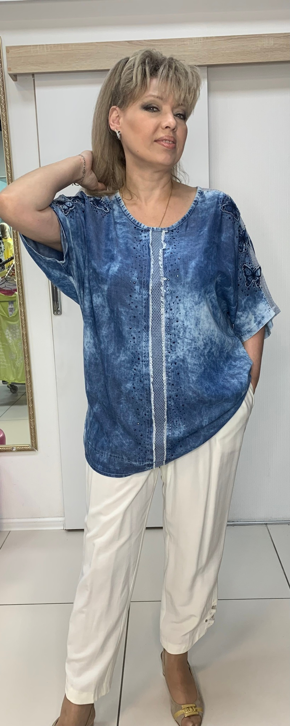 Удлиненная туника с сетчатыми вставками по плечам и аппликацией