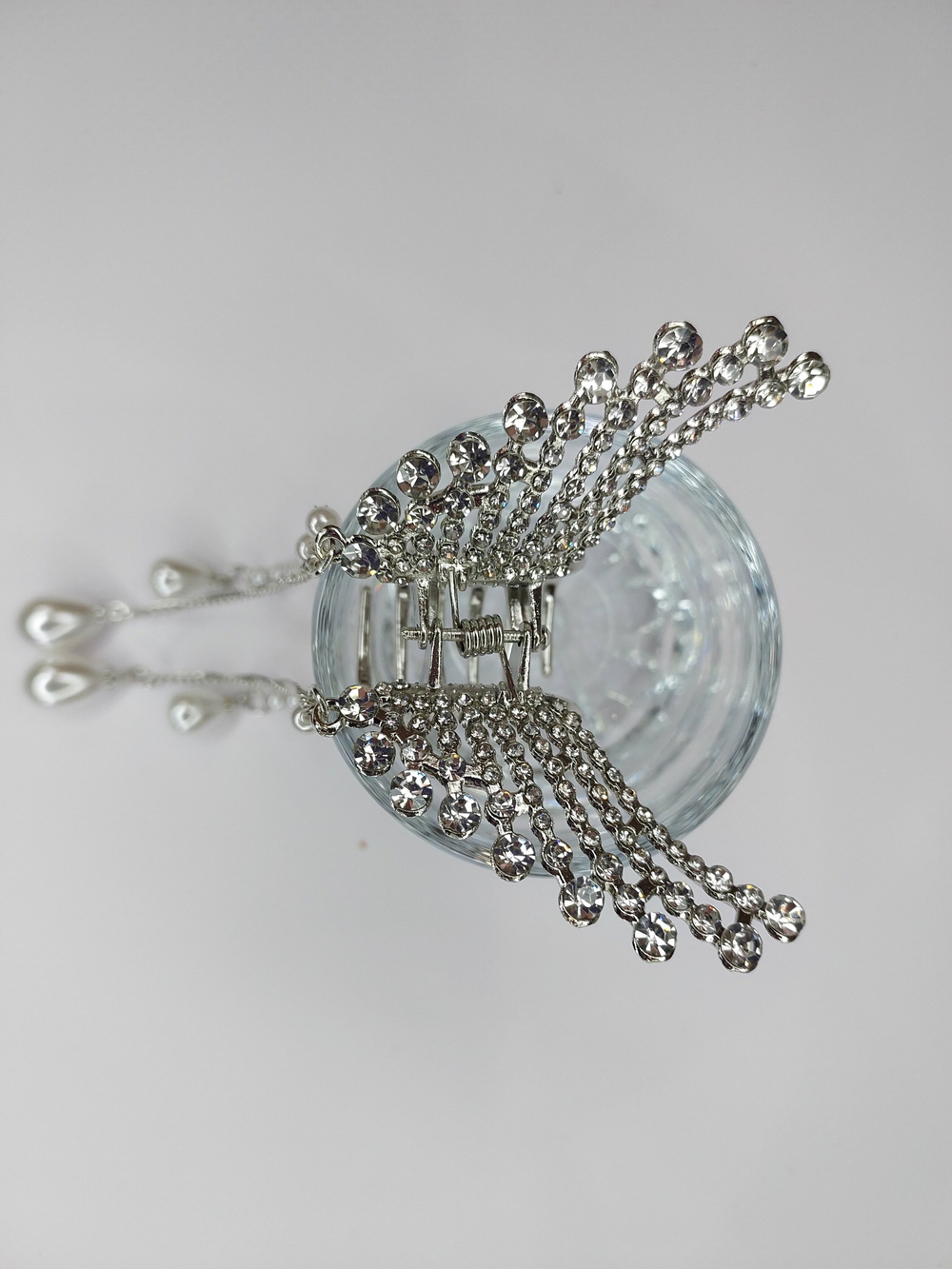 Заколка Краб. Бабочка  со стразами и жемчужными (имитация) подвесками. Цвет Серебро.