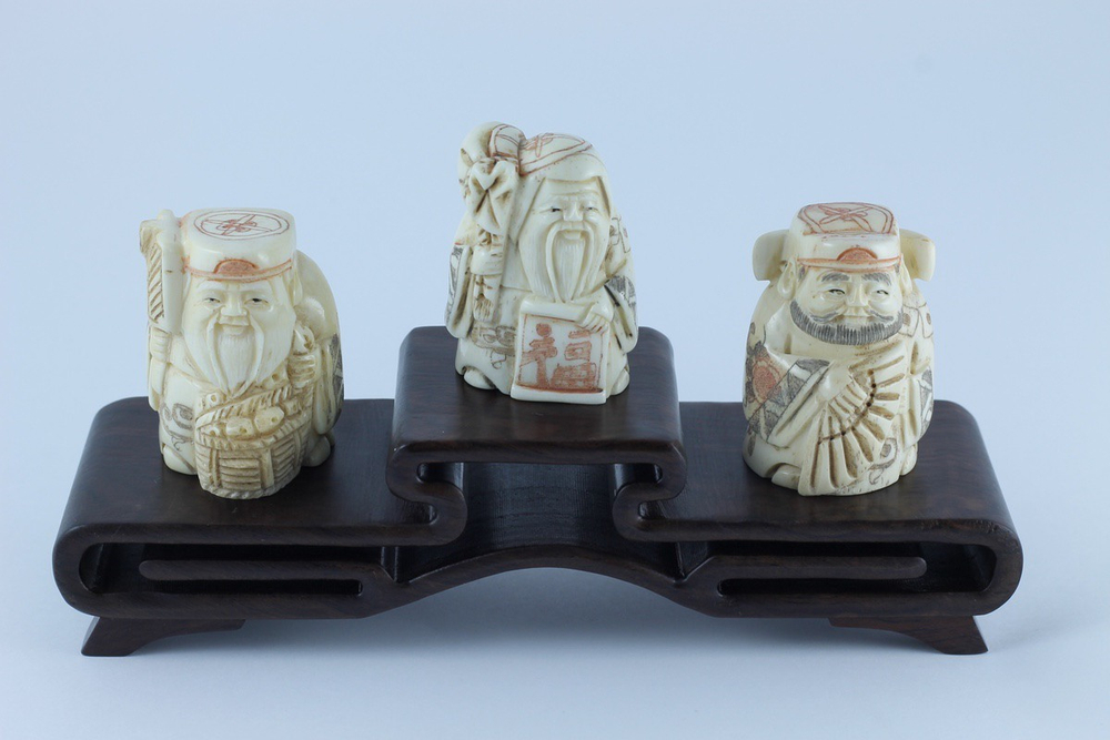 Сет нэцкэ 3 бога Дзюродзин, Фукурокудзю и Бисямонтен на подставке