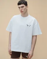 Белая футболка с логотипом