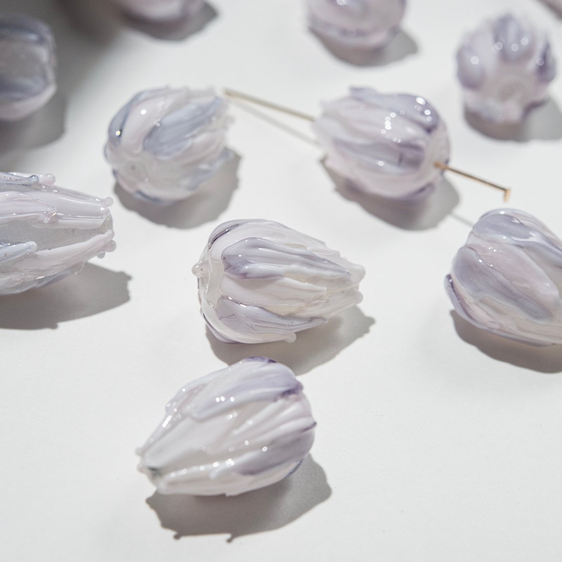 Бусина лампворк "Бутон", 21*15,5мм, бело-лиловое стекло