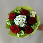 Букет из красных роз, кустовой хризантемы и альстромерии