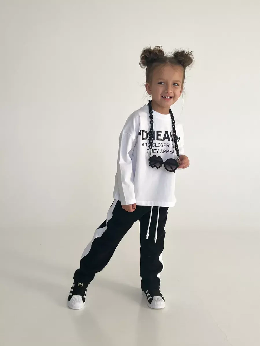 Черно-белый спортивный костюм для девочки