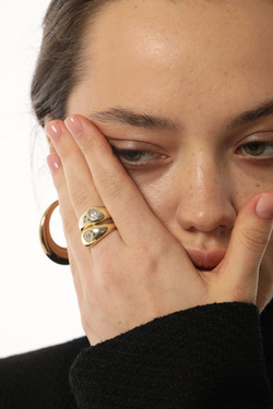 Кольцо массивное золотое, каплевидный циркон