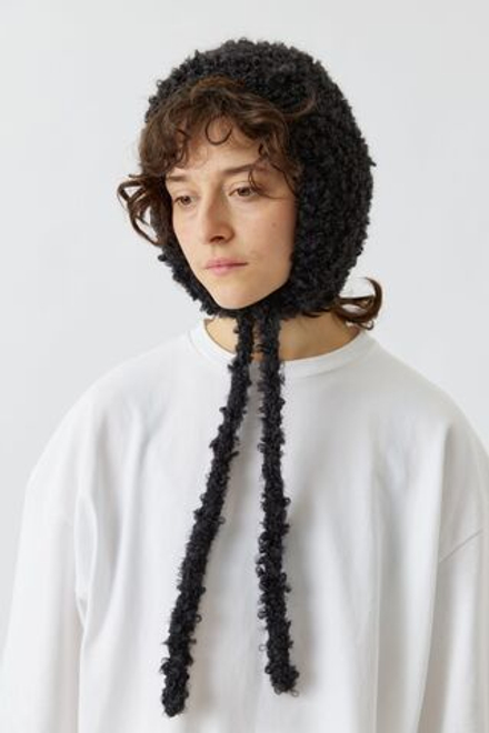 Чепчик из черной шерсти букле