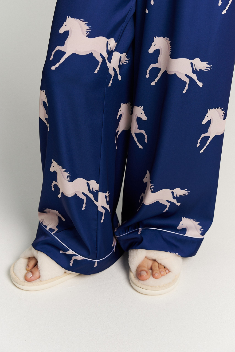 Костюм двойка с лошадьми - S размер