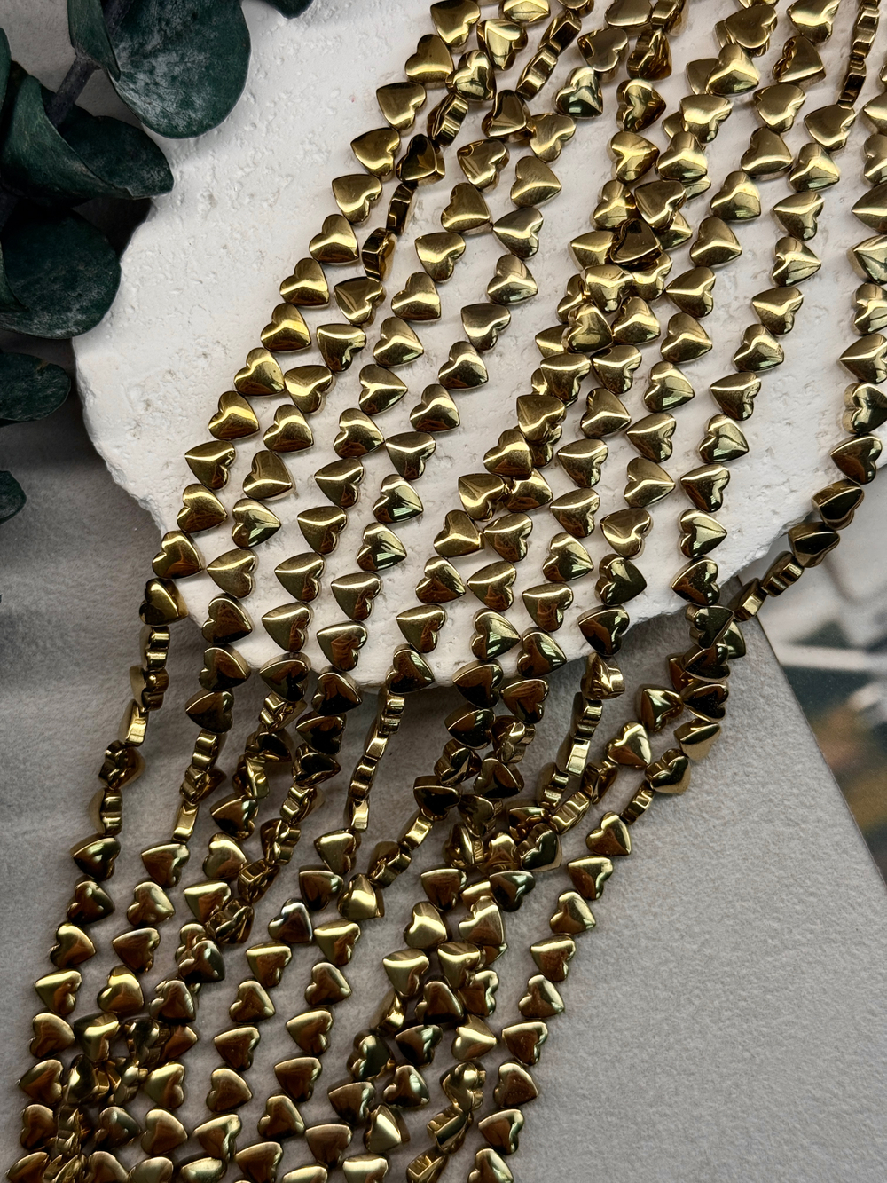 Гематит сердце, золото, 6 мм, нить 40 см