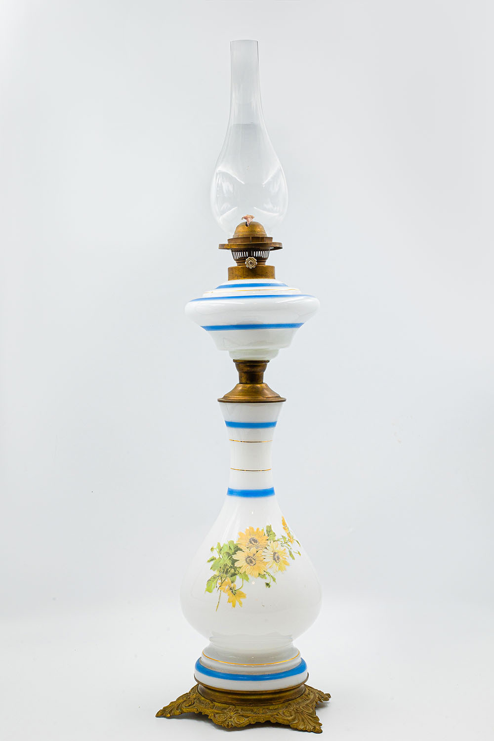 [В рабочем состоянии] Лампа керосиновая. Стекло, гутная работа, латунь, ропись ручная. Германия, 50-