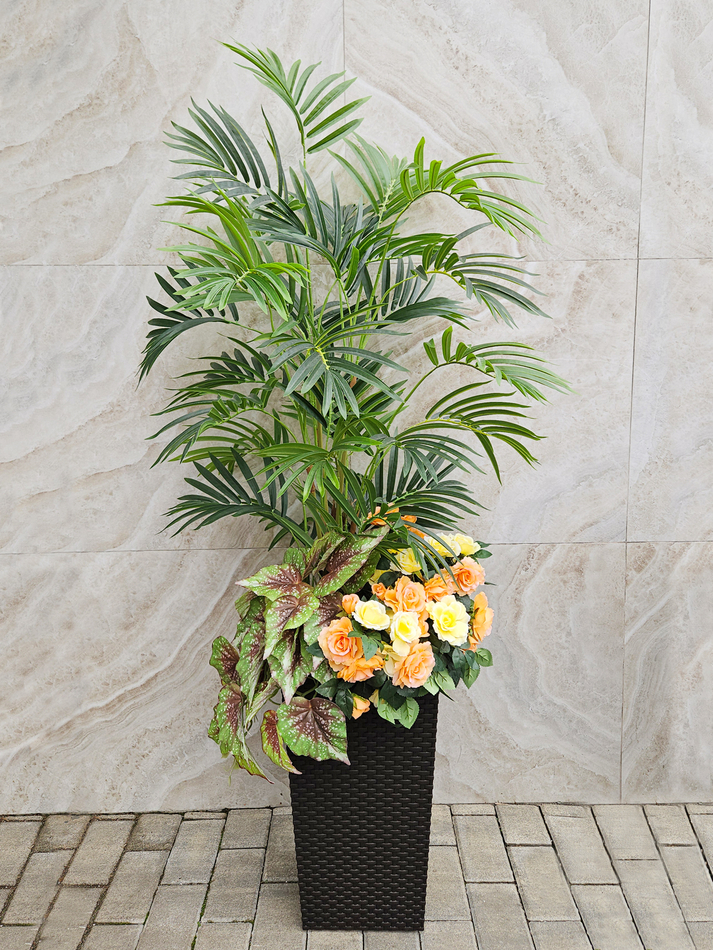 Композиция Интерьерная с желто-оранжевыми розами 150см в кашпо ротанг 51см
