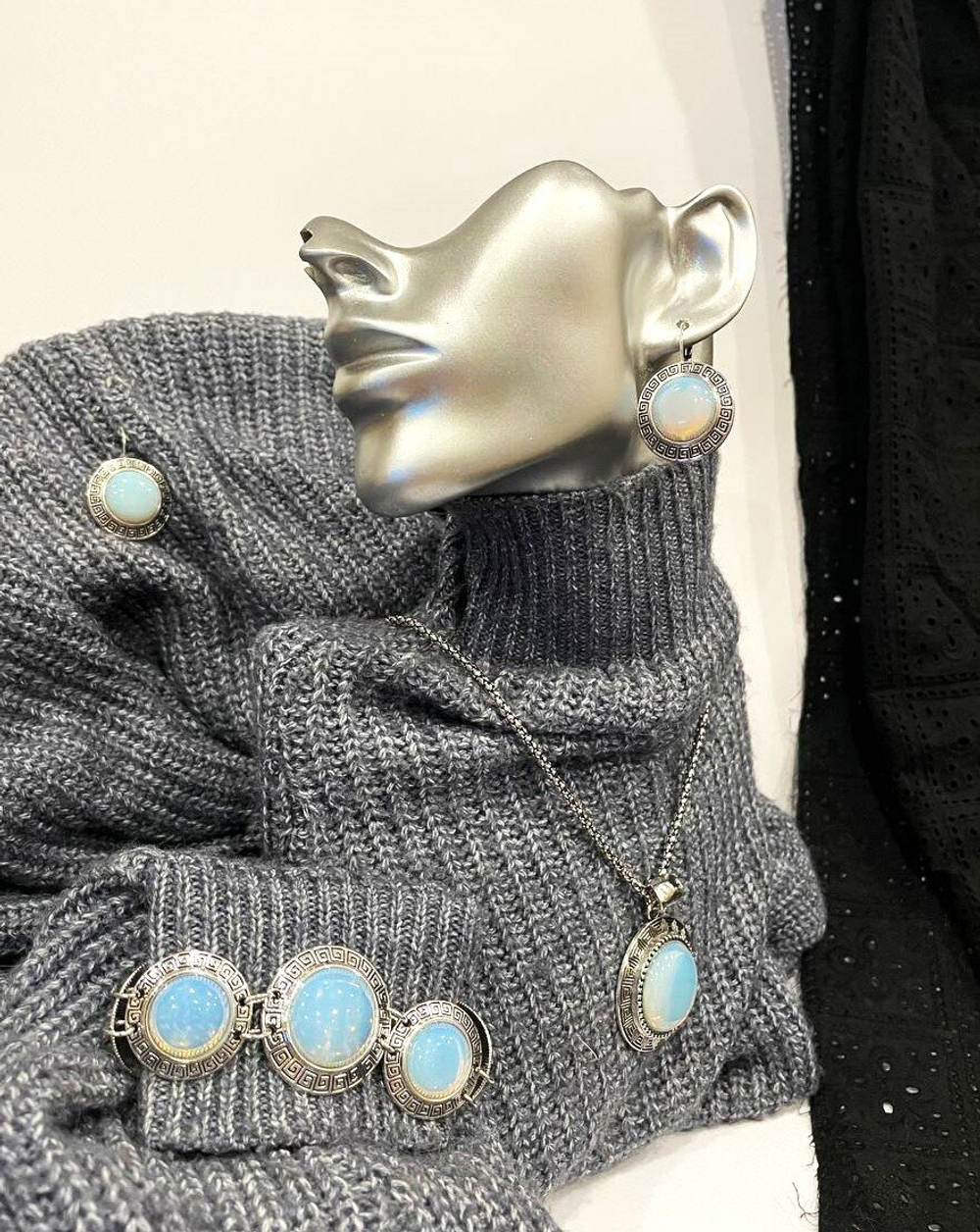 Комплект бижутерии. "Лунный камень" - подвеска, серьги и браслет в форме круга