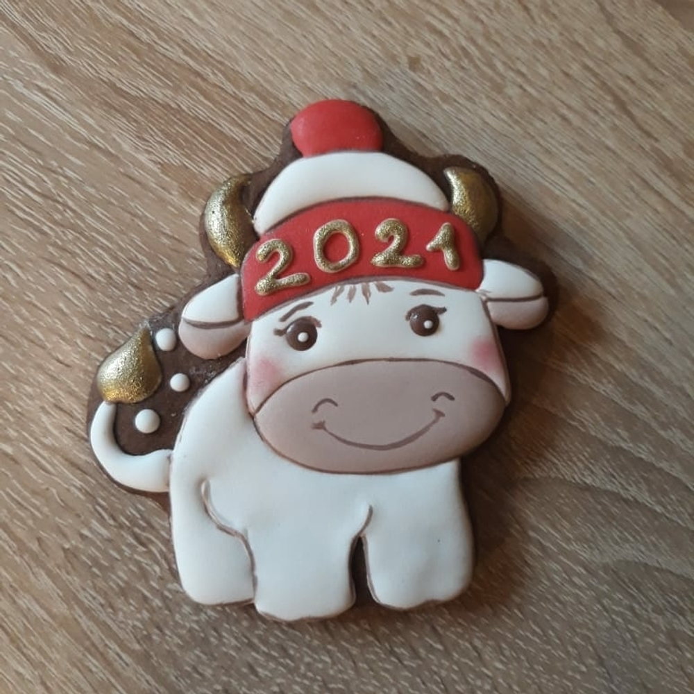 Бык №42 в шапочке с помпоном