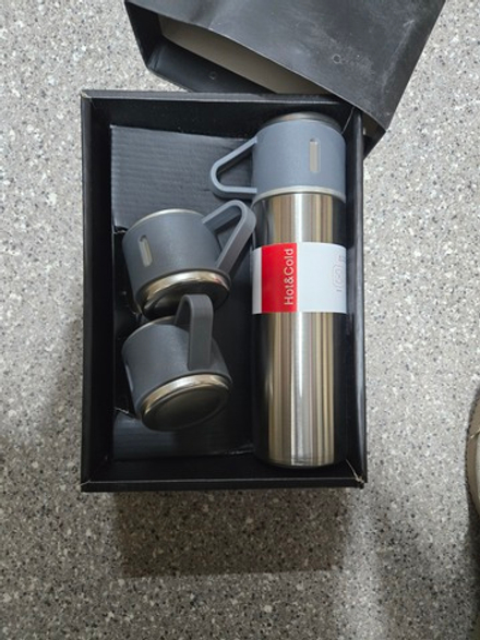 Термос с 2 кружками в подарочной упаковке QF624