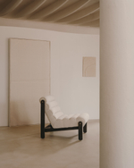 Magira Кресло из белой ткани букле и массива дуба с темной отделкой