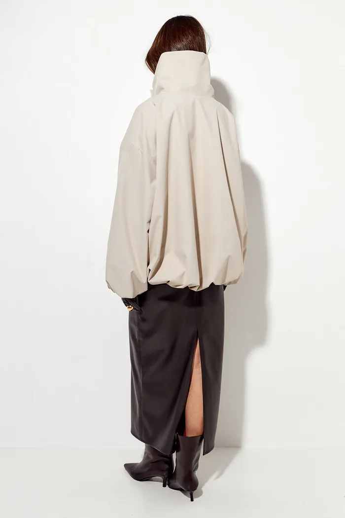 Ветровка О-силуэта с высоким воротом цвета экрю