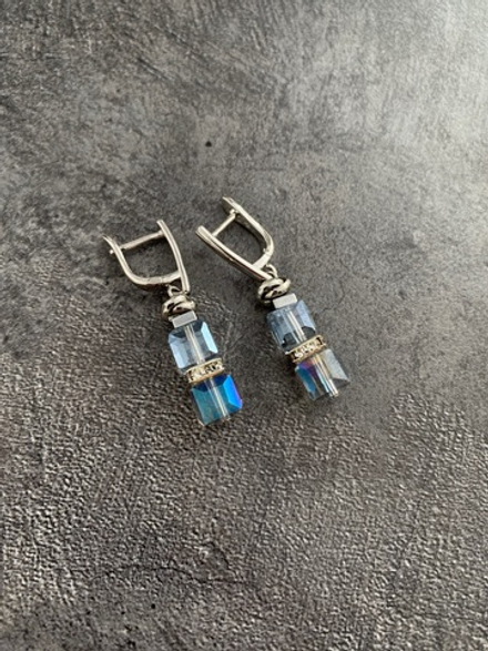Серьги из серо-голубых кубиков Swarovski с гематитом и кристаллами, оттенок серебро