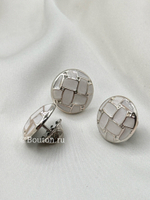 Брошь-пин (пуговица) белая с серебристыми деталями