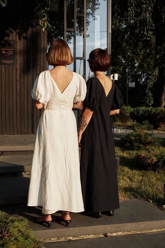 Платье с запахом и рукавами-фонариками из крапивы молочного цвета