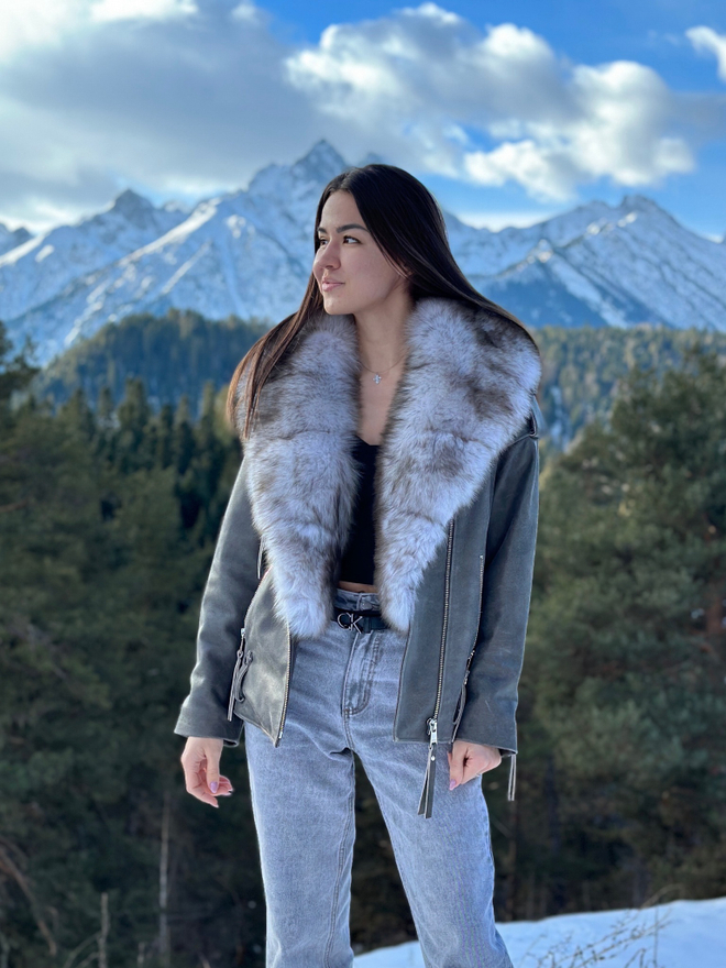 Серая кожаная куртка с мехом песца a’ la vintage